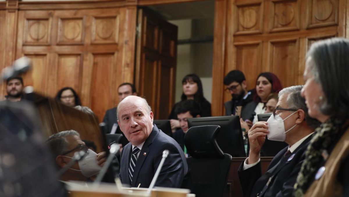 Ministro de Hacienda apoyó resolución del SII para cobrar IVA a los casinos en línea