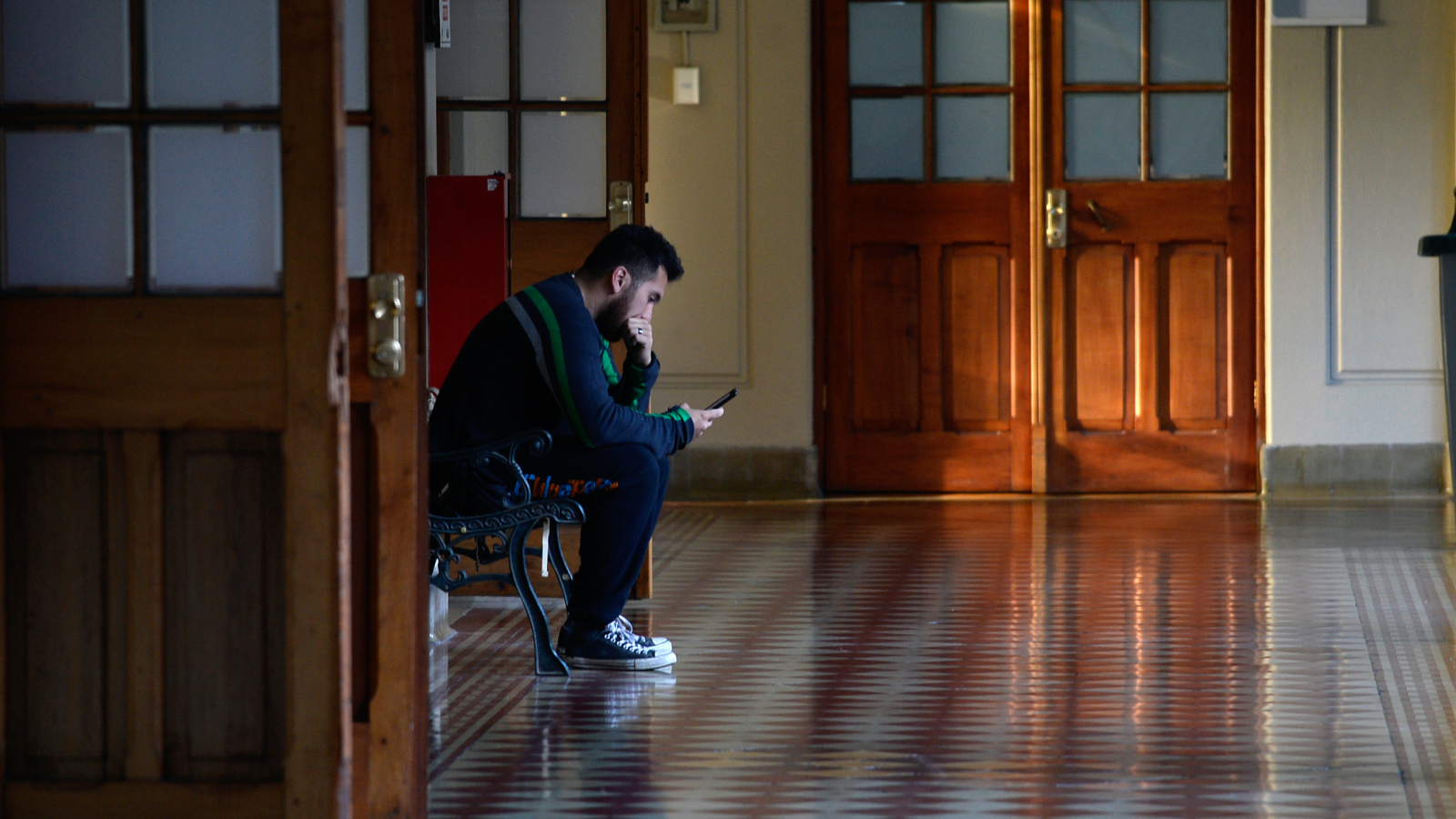 “Los resultados son súper preocupantes”: Estudio revela que los principales factores de estrés de los estudiantes es la economía y la incertidumbre del futuro