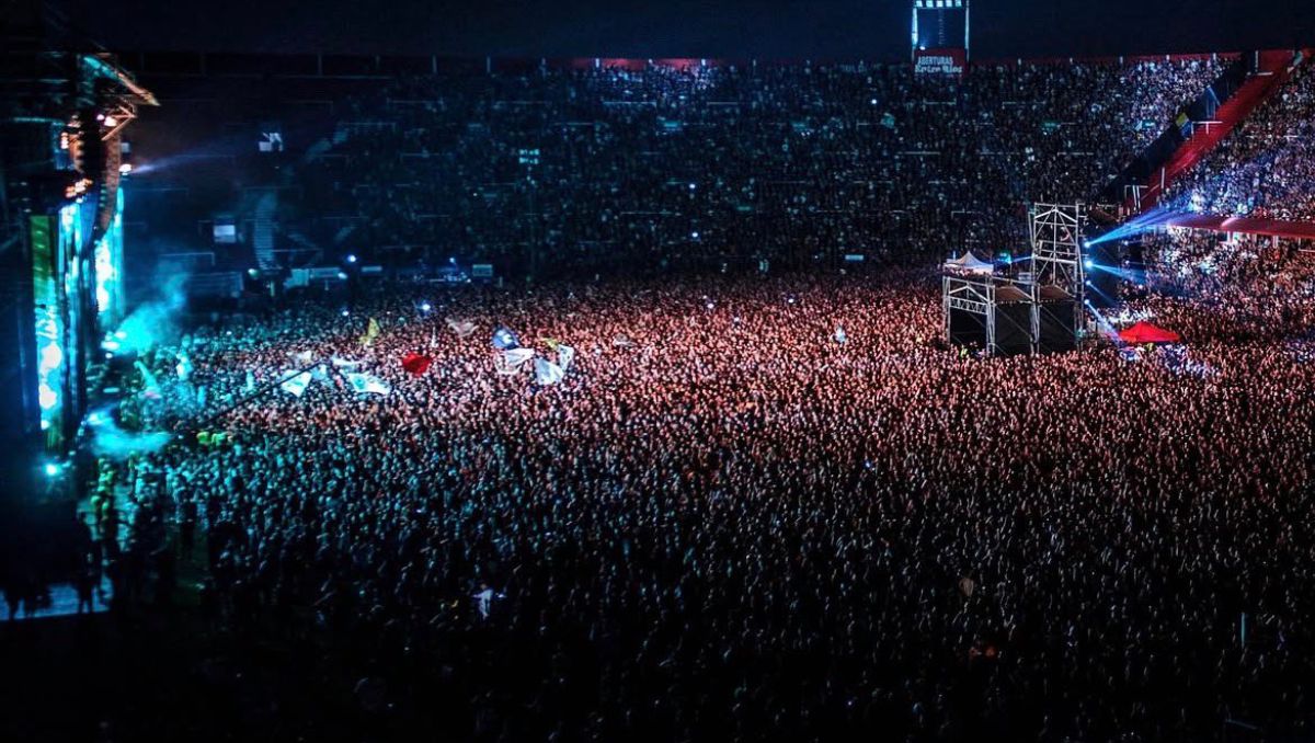 “El pogo más grande del mundo”, más de 350 mil personas y dos muertes: La historia detrás del último concierto del Indio Solari, el ídolo musical que Argentina llora