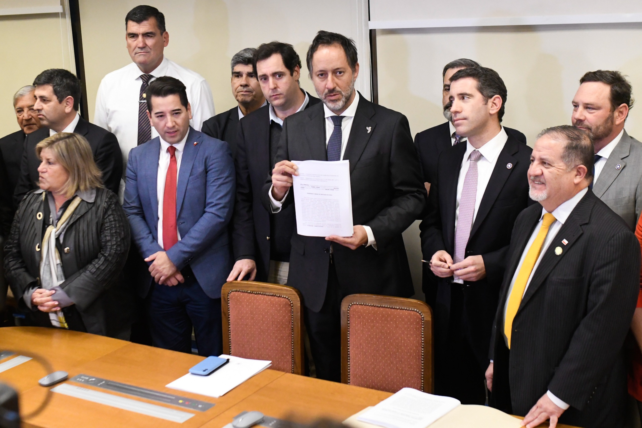 Con apoyo de cinco bancadas, oposición ingresa acu