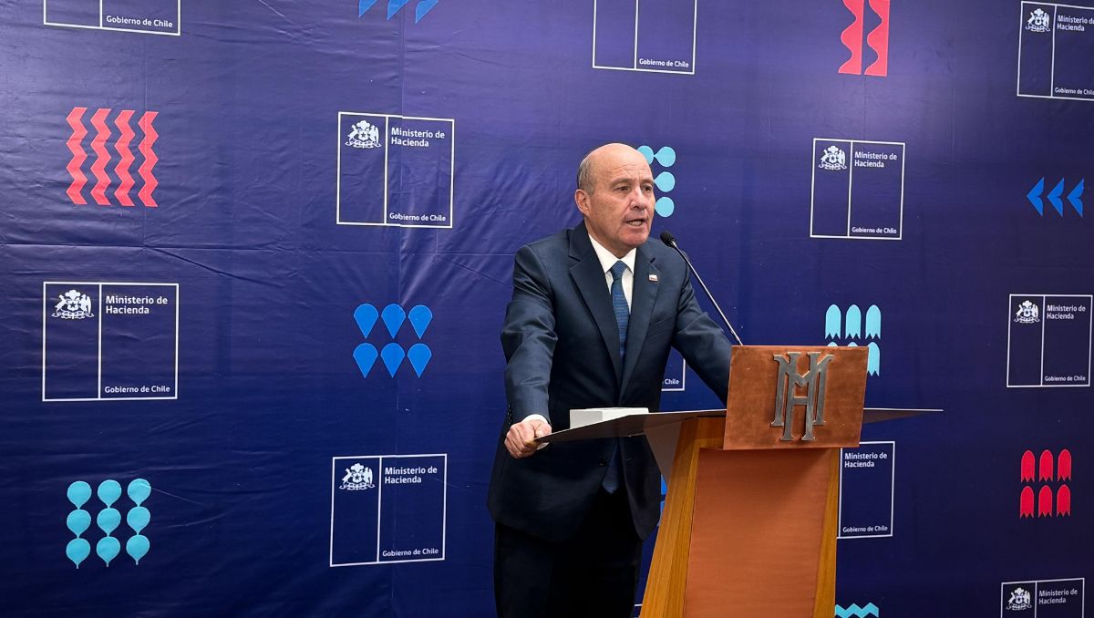 Hacienda dicta decreto fiscal y aleja la meta de e