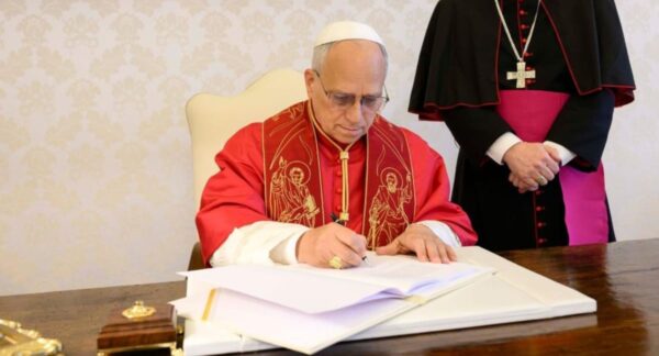 Papa León XIV firmando su encíclica