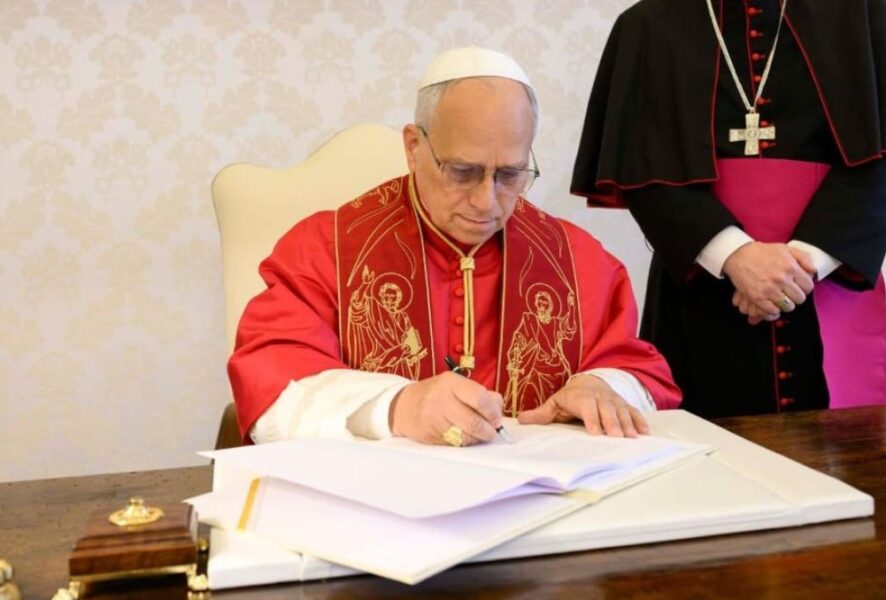 Papa León XIV firmando su encíclica