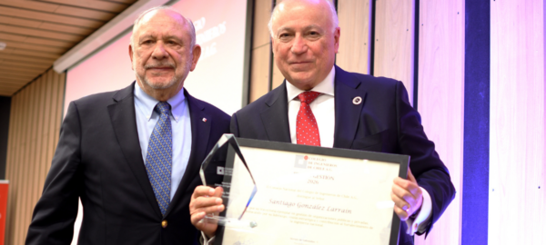 Santiago González Larraín recibiendo el Premio Gestión 2026