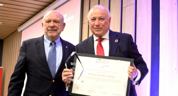 Santiago González Larraín recibiendo el Premio Gestión 2026