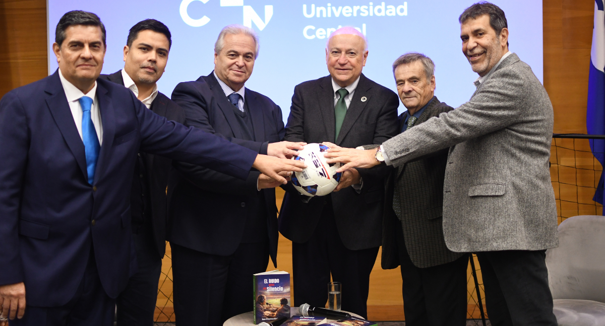 Juan Francisco Ortún presentando su libro.