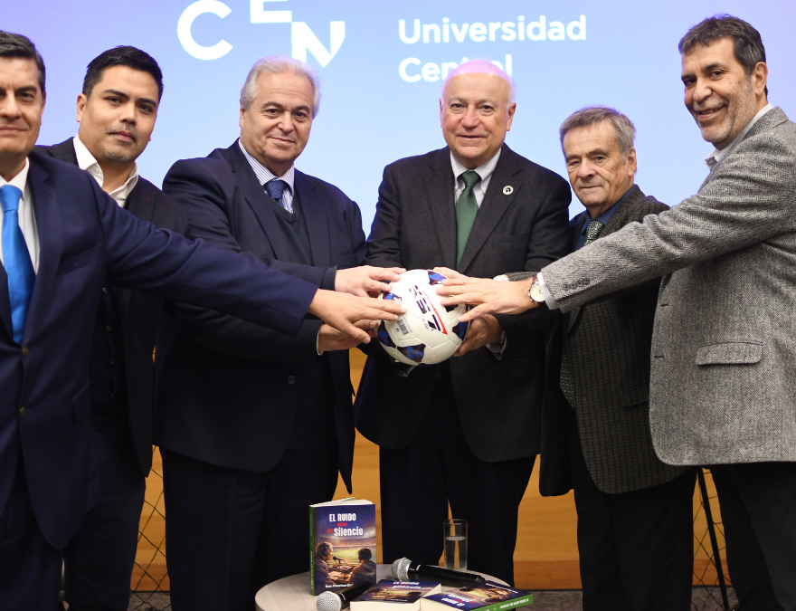 Juan Francisco Ortún presentando su libro.