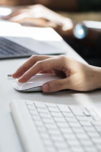 Persona leyendo Electronic Journal of Biotechnology (EJB)