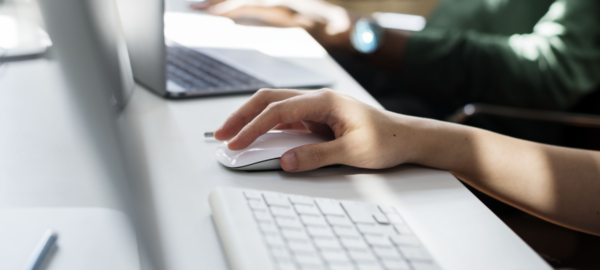 Persona leyendo Electronic Journal of Biotechnology (EJB)