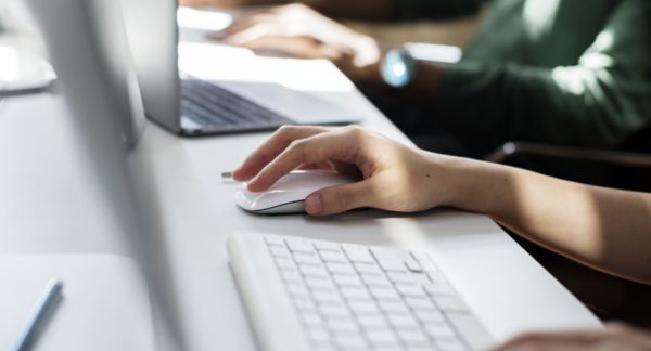 Persona leyendo Electronic Journal of Biotechnology (EJB)