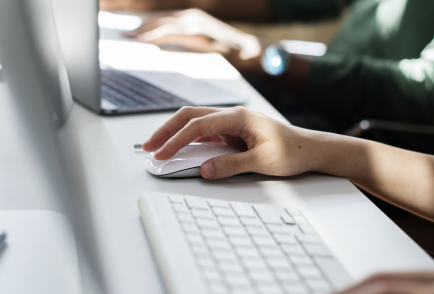 Persona leyendo Electronic Journal of Biotechnology (EJB)