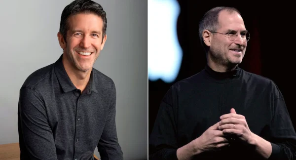 el nuevo ceo de apple y al lado, Steve Jobs