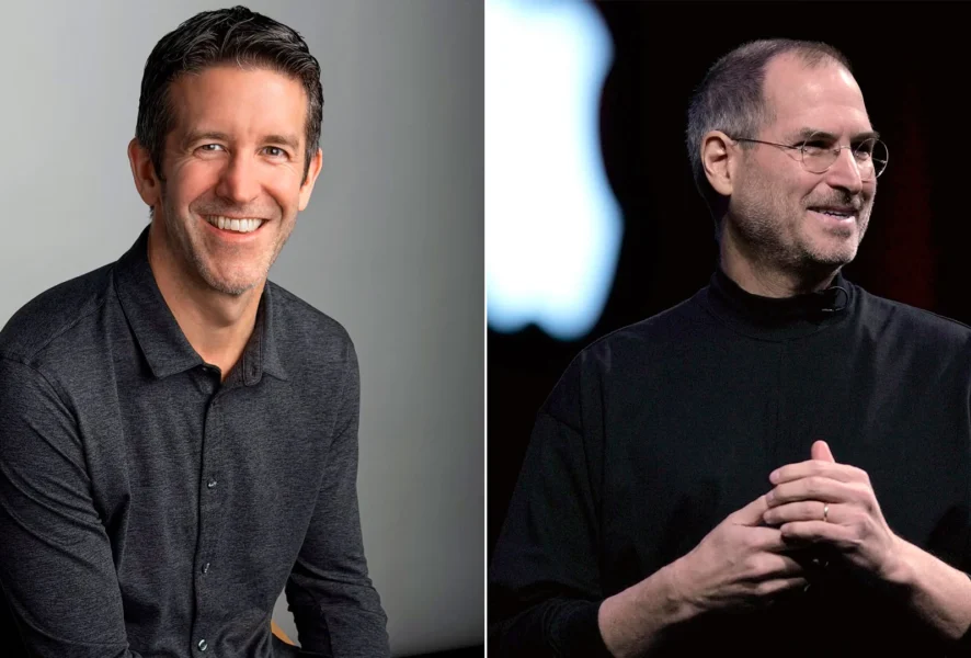 el nuevo ceo de apple y al lado, Steve Jobs
