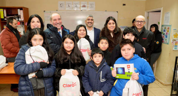 Escuela rural de La Araucanía recibiendo 5G de Claro.