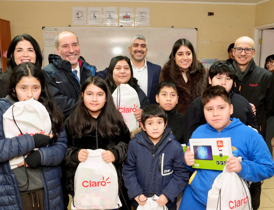 Escuela rural de La Araucanía recibiendo 5G de Claro.