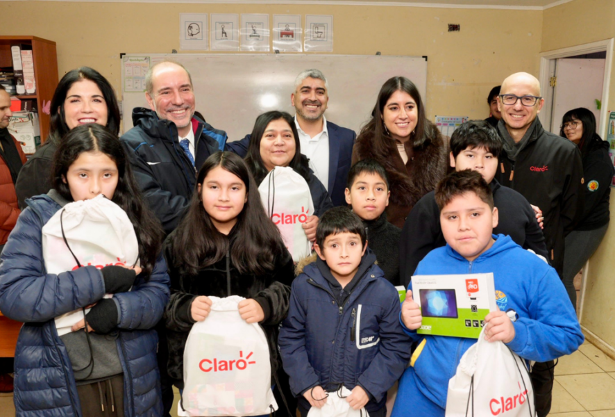 Escuela rural de La Araucanía recibiendo 5G de Claro.