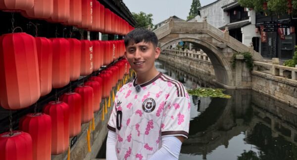 Nico Travesías, el influencer chileno en China