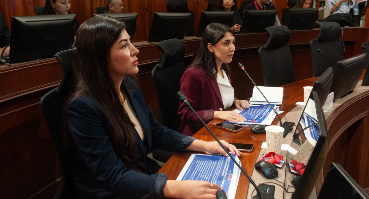 Daniela Catro y Judith Marín, del Ministerio de la Mujer