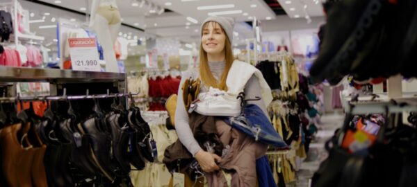 Mujer en la liquidación de invierno Tricot.