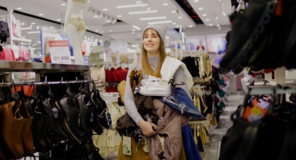 Mujer en la liquidación de invierno Tricot.