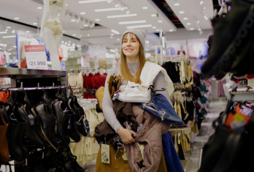 Mujer en la liquidación de invierno Tricot.