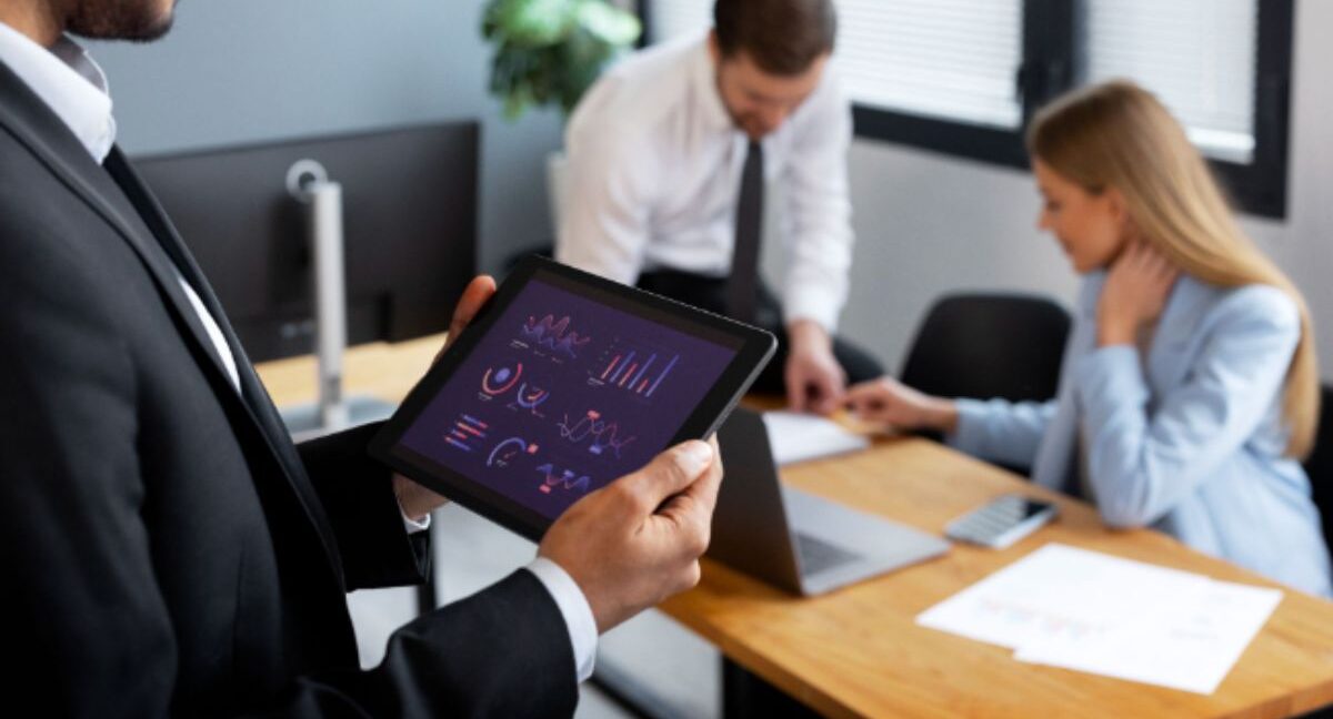 persona manejando su equipo laboral gracias a inteligencia artificial.
