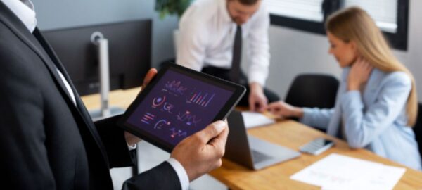 persona manejando su equipo laboral gracias a inteligencia artificial.