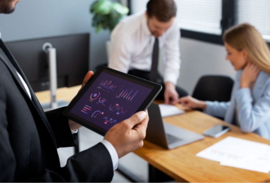 persona manejando su equipo laboral gracias a inteligencia artificial.