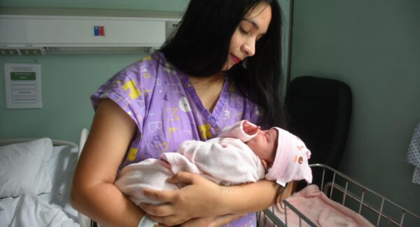 Mujer con su bebe recién nacido