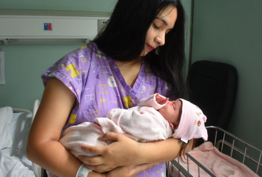 Mujer con su bebe recién nacido