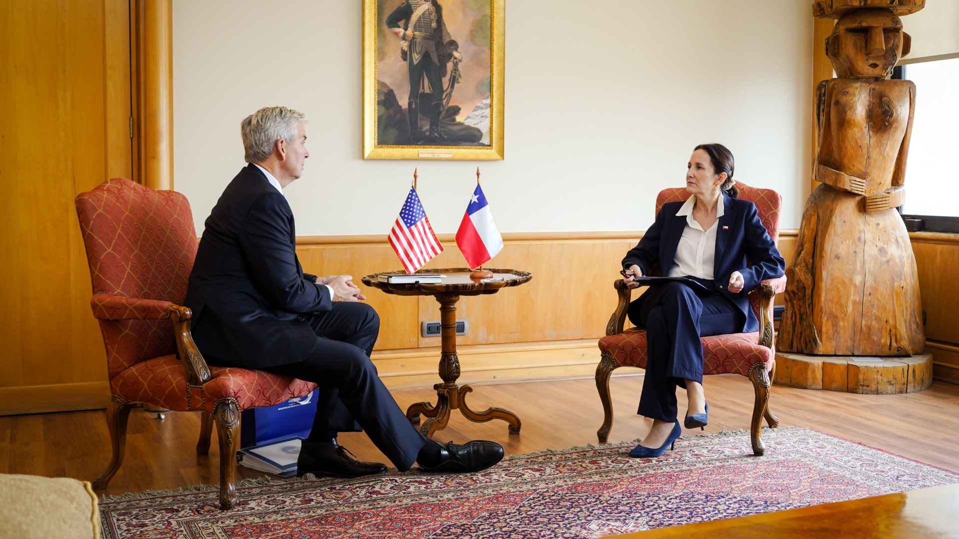 Chile y Estados Unidos inician negociaciones para revertir aranceles que afectan al salmón y la fruta