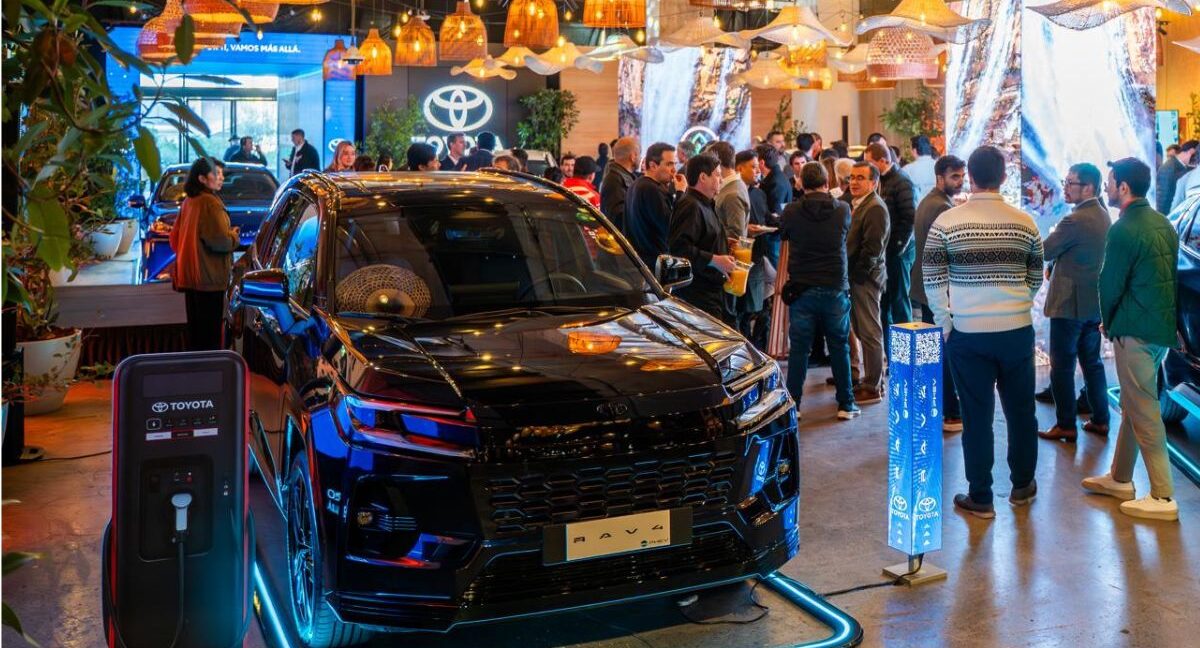 El primer auto híbrido enchufable de Toyota, el R4V4