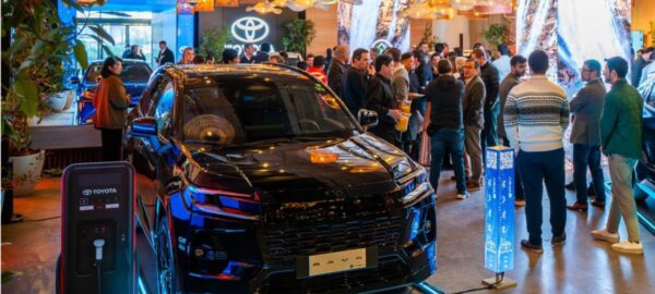 El primer auto híbrido enchufable de Toyota, el R4V4