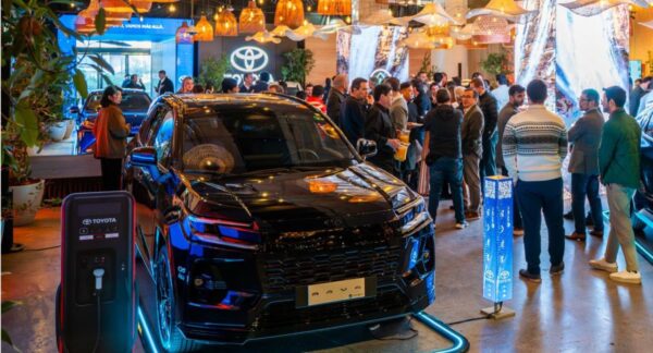 El primer auto híbrido enchufable de Toyota, el R4V4