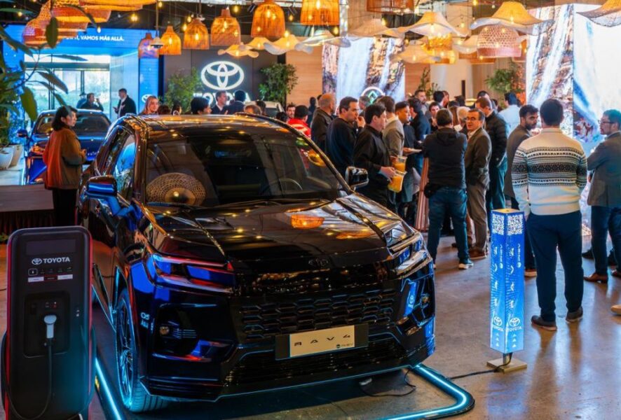 El primer auto híbrido enchufable de Toyota, el R4V4