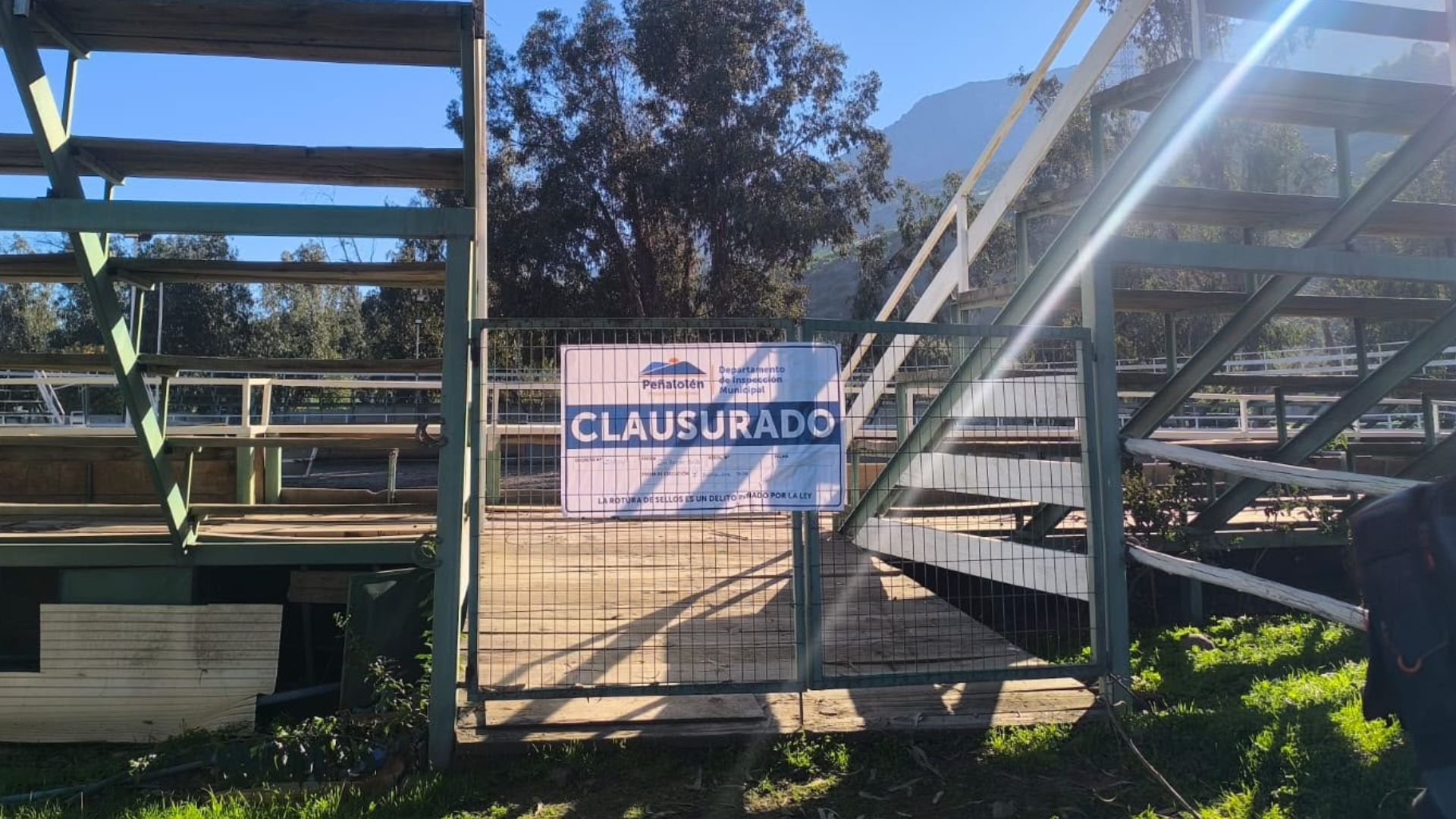 Municipalidad de Peñalolén clausura medialuna irregular y pone fin al rodeo en la comuna