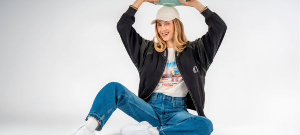 Modelo de Falabella usando parlantes Blik.