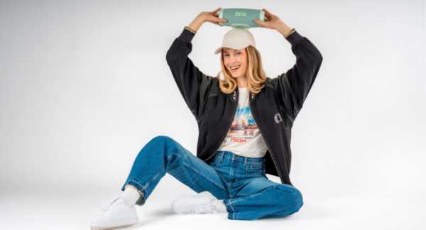 Modelo de Falabella usando parlantes Blik.