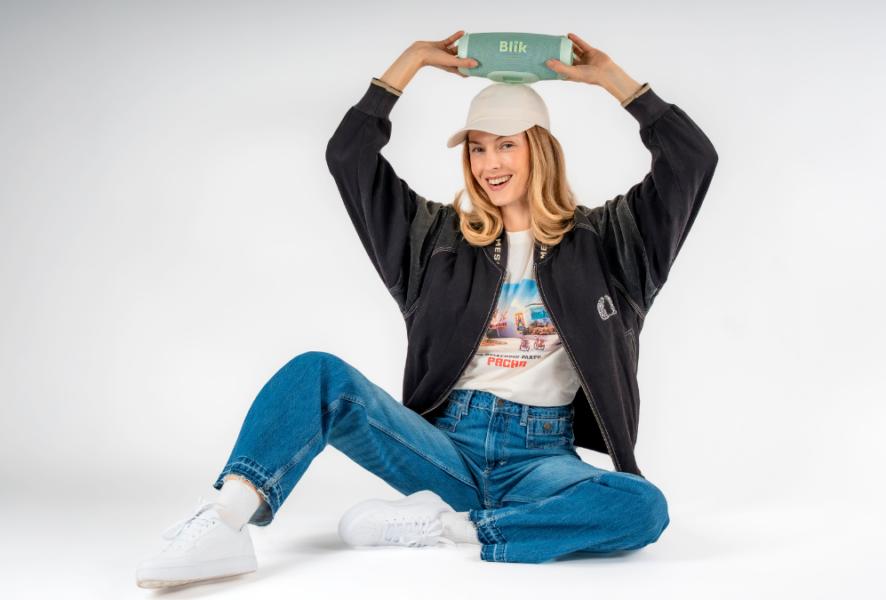 Modelo de Falabella usando parlantes Blik.