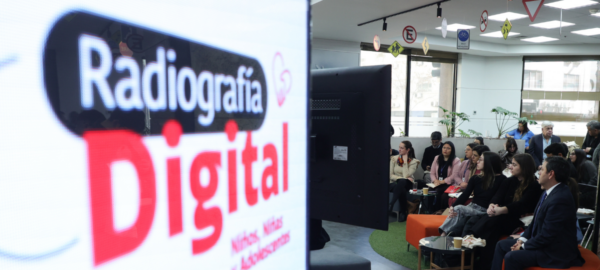 Póster de la Radiografía del uso Digital de Niños y Niñas