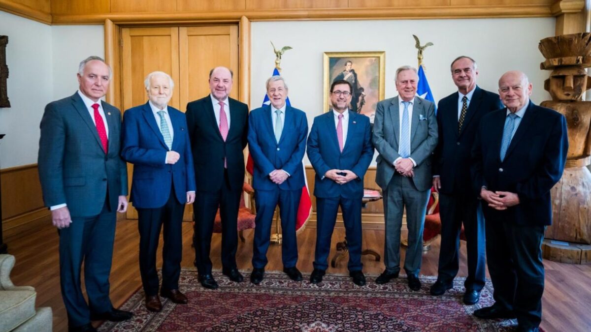 Canciller Pérez Mackenna y exministros de la cartera.