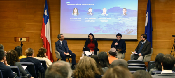 personas que discutieron sobre la transparencia minera en Chile