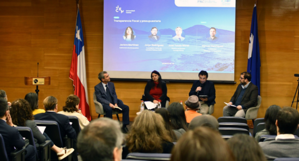 personas que discutieron sobre la transparencia minera en Chile