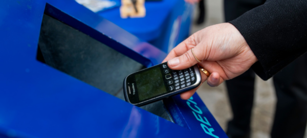 persona reciclan celulares