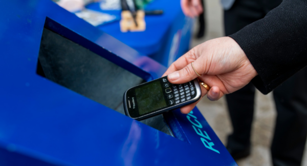 persona reciclan celulares