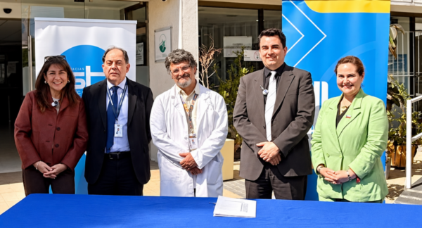 autoridades de Salcobrand firmando convenio.