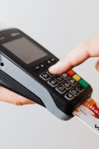 persona utilizando los beneficios de la tarjeta de crédito