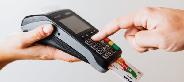 persona utilizando los beneficios de la tarjeta de crédito