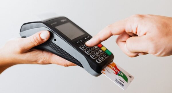 persona utilizando los beneficios de la tarjeta de crédito