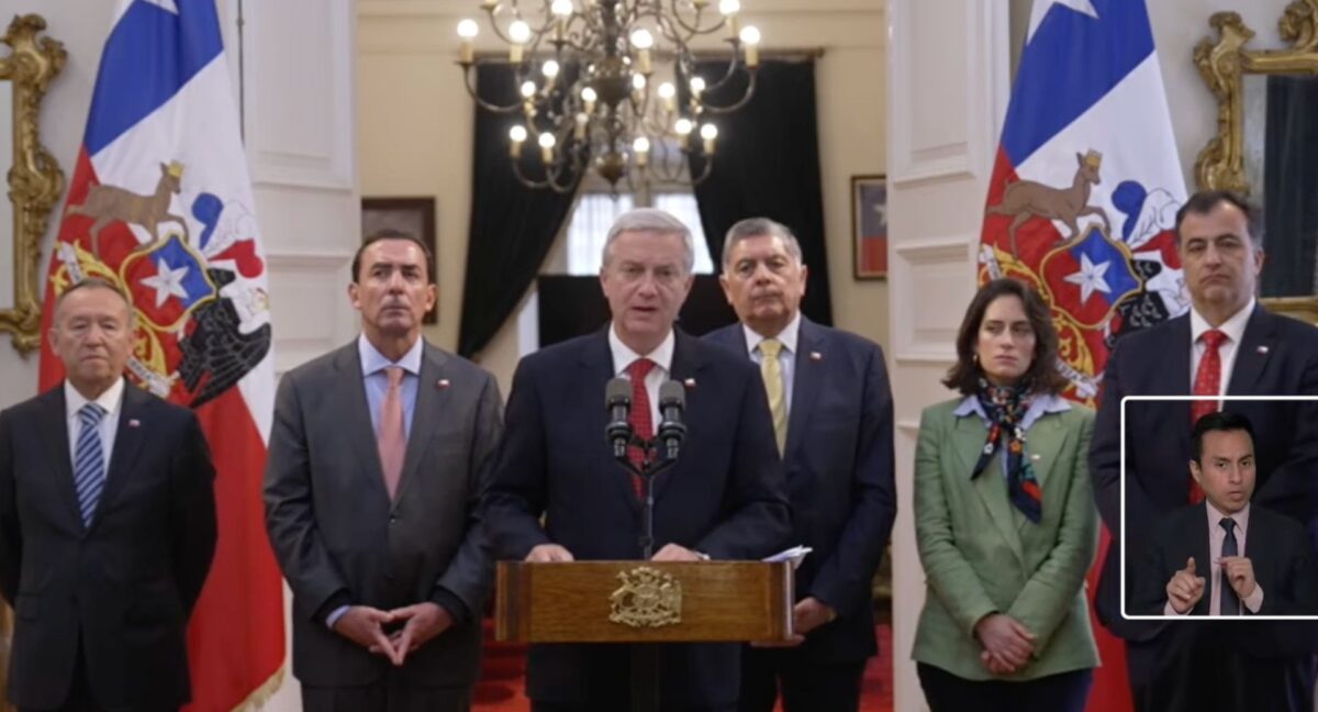 Kast junto a gabinete